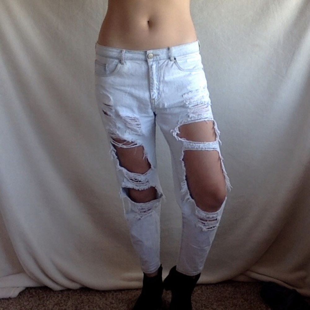 Distressed Boyfriend Jeans!!